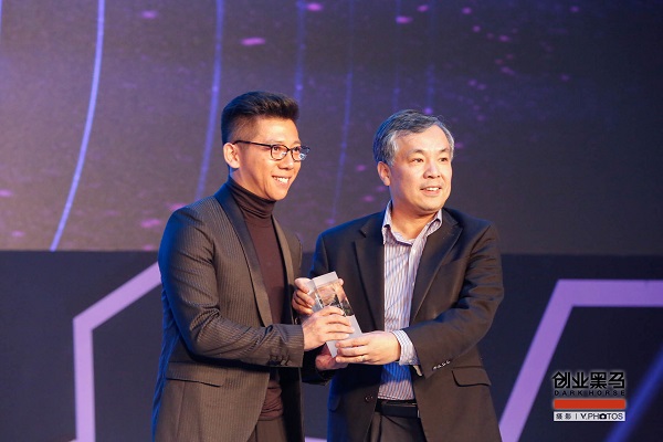  胡海泉李丰等获得2015年创业黑马集团“创投黑骑士”奖项