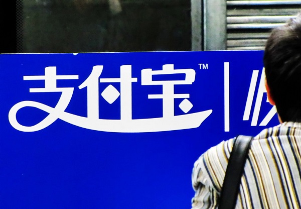 支付宝不断加强自身的社交因素，是为了让客户更快的做出下单的选择？