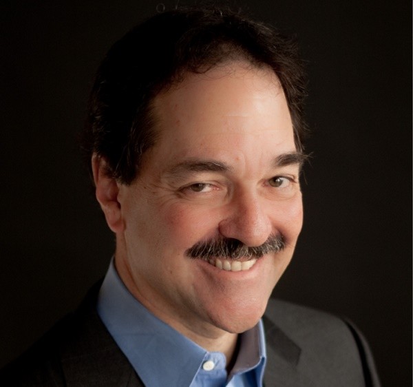 LinkedIn 被微软收购，这名传奇银行家再下一城