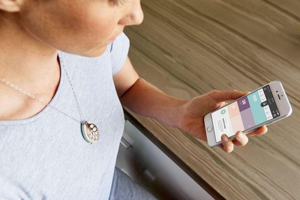 女性健身追踪器 Bellabeat Leaf 进行升级