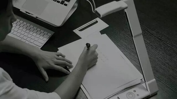 最近两年“网红直播“的火爆已经有目共睹，其催生出的“网红经济”一度成为互联网领域具有现象级的盈利新模式。而在相对垂直的教育领域，直播和在线教育的结合也成了众多教育机构追逐试水的对象，“直播+教育”也被认为是网络直播热潮中最有前景的市场之一。 仅在K12领域（基础教育阶段的通称），试水直播课程的机构就不在少数：2014年，三好网瞄准在线1对1教育机会，率先杀入教育直播市场；2015年，较早尝试语音直播的沪江网开始发力视频直播；2016年年初，好未来旗下以录播课为主的学而思网校宣布转型“直播+录播+辅导老师”模式；此前疯狂招揽独立教师的“疯狂老师”平台放弃O2O 模式，推出了直播APP“叮当课堂”；而专注某一领域的平台如点师成金和音乐人等平台更是以直播课程作为开端。教育直播几乎已成为目前在线教育机构的标配，并呈现出一幅 “百播大战”之势。 教育直播“百播大战”，行业盈利规模不达预期 综合直播平台的“混战”已经悄然延续至在线教育细分领域，除了像YY、斗鱼这种综合的直播平台推出教育分类之外，还有更多的像三好网、沪江网、学而思、叮当课堂等一大批在线教育机构自主推出的直播平台如雨后春笋般层出不穷。据相关统计显示，在目前垂直类直播平台排行TOP 10中，六成是教育直播，可见其竞争之激烈，称之为“百播大战”实不为过。 但教育直播的火爆，并没有如预期那样为在线教育行业带来理想中的盈利规模。据互联网教育研究院发布的《2015年中国在线教育产业蓝皮书》，受调查的400家在线教育公司中，70.58%的公司处于亏损状态，13.24%的公司处于持平状态，仅有16.18%的公司保持盈利状态。在线教育行业陷入盈利困境的背后，反应的是教育直播叫好不叫座的尬尴，而这一切的问题到底在哪呢？ 首先是，一味跟风，陷入同质化泥潭，投入产出比失衡。教育直播火爆，众多在线教育机构将其视为新的盈利点纷纷布局进入，且并没有设计好科学的投入产出比模型，这是行业内出现盲目跟风，陷入同质化泥潭，并继而产生巨大亏损的主要原因所在。 其次是，教育直播虽然没有地域上的限制，在直播模式上相对灵活，便于利用碎片化时间进行学习，但依然无法摆脱“额外干扰”。教育直播多数依赖于PC，不管是自主研发的直播平台，还是依靠公共直播平台（YY、斗鱼、腾讯课堂、微吼等），都无法保证学生的专注力。不可避免地出现行业热闹，用户却并不买单现象。 最后是，尽管教育直播已经很大限度地解决了教师与学生的交互问题，但依然无法真正解决让学生“动手写”的交互问题，多数学生在教育直播过程中的，容易犯“一教就会，教完就忘”的毛病。这些已经成为当下绝大多数教育直播的桎梏所在，也是目前教育直播叫好不叫座的关键所在。 软硬结合创新，让“三好模式”成行业标杆 在教育直播火爆之前，许多在线教育机构已经尝试过很多创新模式，比如此前大热的O2O、拍照搜题的题库、塑造个人品牌的独立教师模式。在这些五花八门的“创新模式”中，部分模式已被业内警示风险，此前风行的 O2O 模式，也因为卷入争夺流量的“烧钱大战”，致使许多机构已经宣布退场，而留存在下来的所谓“创新模式”似乎都在准备进军直播模式。 当然，在教育直播火爆的今天，依然有不少机构在尝试着所谓的“创新模式”，比如近期火热的 VR 教学。但在我看来，VR教学也仅是踩着了技术热点，并未真正从教学意义上颠覆教师和学生间的交互体验。反而，三好网推行的软硬（软件+硬件）结合模式，倒是对在线教学形式具有颠覆意义。 首先，出身于传统教育体系的三好网更了解教育过程中师生间的关键点所在，抓住传统教育场景下“动手写”这一核心教学方式，通过以自主研发的直播平台为基础，配合其具有自主知识产权的教学辅助智能硬件——好学宝，第一次在在线教育模式上实现了对线下教学场景的最大化还原。 其次，模式健康。和目前众多“烧钱”式教育直播不同，三好网具有较好的现金流。在其独有的C2B2C模式和强有力的销售支撑下，2015年平台流水突破3000万，2016年预计两亿左右。 最后，独有的交互体验设计，平衡了教师、学生、家长三方的需求。通过好学宝，师生之间可以面对面“动笔”，学生边学边练，老师边讲边演示，家长也可以通过手机APP实时加入，同步了解学生的学习状况。“三好模式”真正让在线直播教学如同线下教学一般无异，好学宝这种教育辅助智能硬件在在线教育场景中的使用，在当今直播教学火爆的教育行业还尚属首次，不仅具有标杆意义，还对整个在线教育行业极具参考价值。 三好式突围，开启“互联网+教育”发展新趋势 从最初的“网校”模式开始，在线教育机构近年来一直都在探索新的运作模式、盈利模型，包括O2O、题库以及如今火爆的教育直播。在线教育对“直播”的热衷，还多停留在对秀场直播和游戏直播的效仿阶段，非但没有走出类似“网红经济”的盈利新模型，对于直播教学运作模式中存在的短板也没能有效地解决，更不用说众多教育机构的“一拥而上”，让教育直播陷入同质化混战状态。 对此，有教育领域资深人士认为，直播课程授课场景与传统的录播课程类似，因应用性更强有一定的“替代效应”，但就目前发展状况而言，要真正撬动教育行业，还有很长的一段路要走。而三好网以软硬结合的模式，率先走出教育直播严重同质化陷阱，以好学宝的智能硬件创新来填补教育直播中存在的互动性短板，给予了教育直播全新的想象空间。将互联网技术和传统教育的优点融合到一起，并在体验中加入创新元素，如家长的实时介入，彻底颠覆了现有的在线教育直播模式，成为“互联网+教育”发展中的标杆式创新，引领在线教育行业进入软硬结合探索式发展的新趋势。