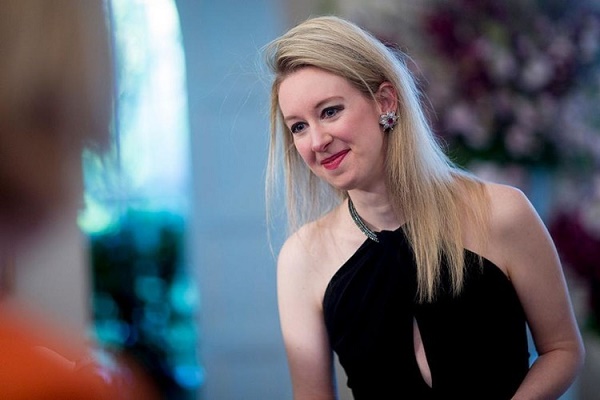 这个身价从 45 亿跌倒 0 元的硅谷美女 CEO，现在被判两年禁令