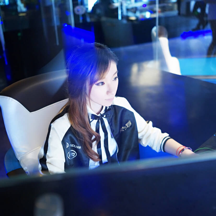 风口上的“电竞少女”,醒不来的网红梦