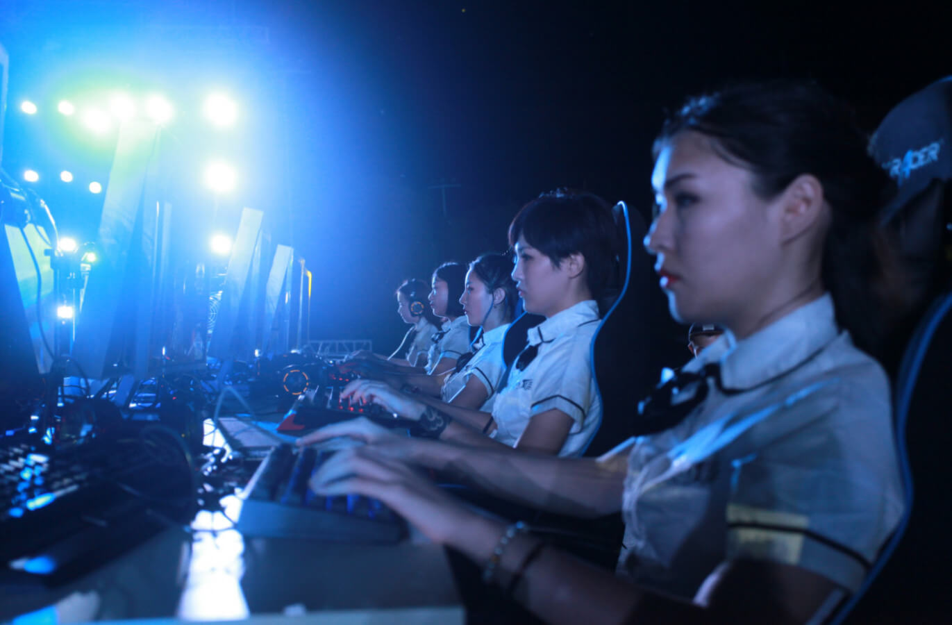 风口上的“电竞少女”，醒不来的网红梦