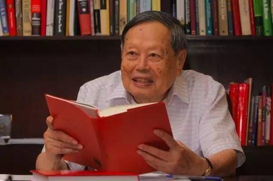 丘成桐支持，杨振宁反对的“中国造大型强子对撞机”究竟是什么？