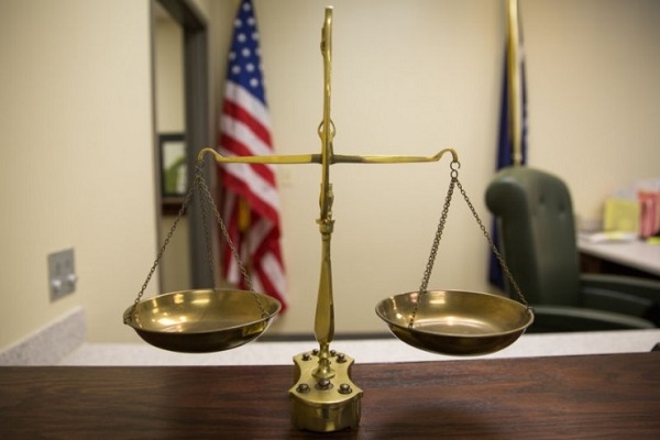 为调查儿童性虐事件， FBI 在 120 个国家 8000 多名用户中实行钓鱼执法